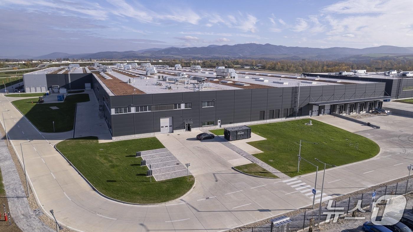 본문 이미지 - 슬로바키아 서부 호르나스트레다 소재 '포르쉐스마트배터리샵'(PSBS) 전경(자료사진. 포르쉐 제공). 2026.01.27.