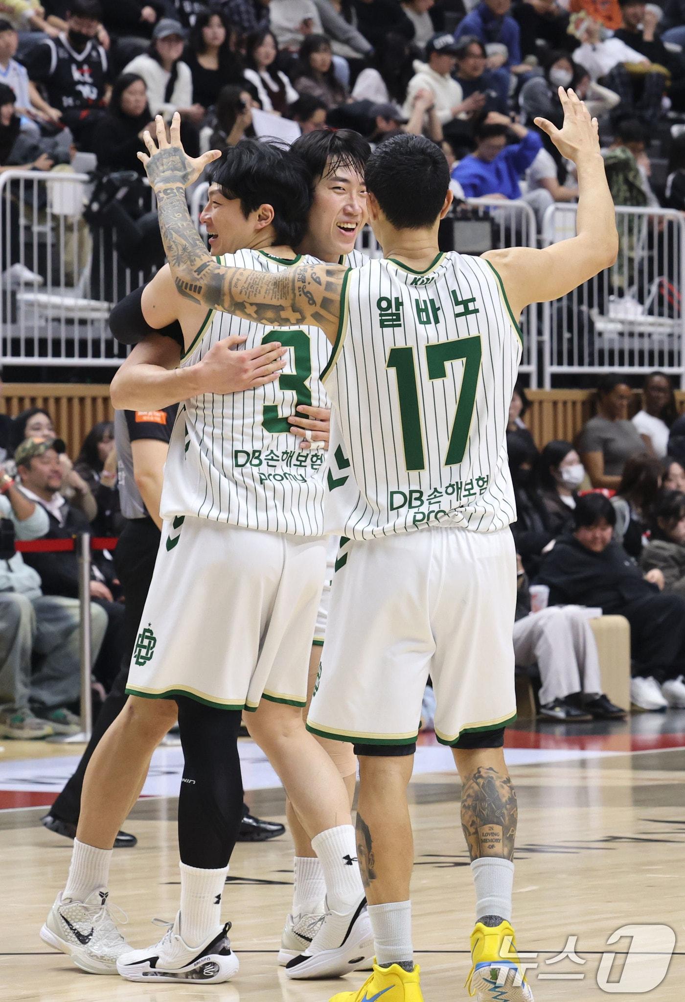 본문 이미지 - 1일 오후 경기 수원KT소닉붐아레나에서 열린 2025-2026 LG전자 프로농구 수원 KT와 원주 DB의 경기에서 96대 89로 승리한 DB선수들이 기쁨을 나누고 있다. 2026.2.1/뉴스1 ⓒ News1 이광호 기자