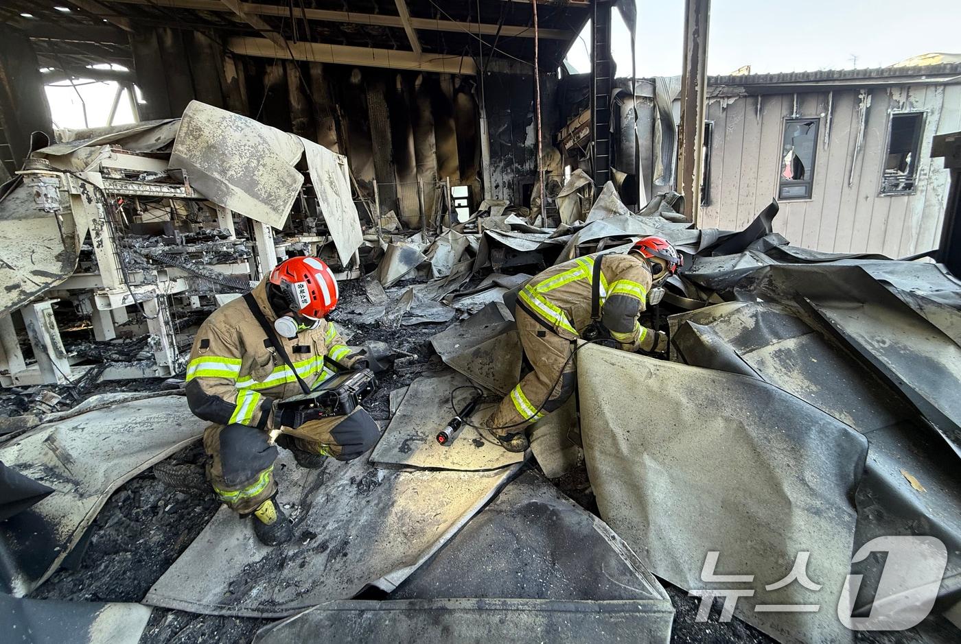 본문 이미지 - 1일 오후 충북 음성군 생활용품 생산 공장 화재 현장에서 소방당국이 실종된 외국인 근로자 수색 작업을 하고 있다. (음성소방서 제공. 재판매 및 DB금지) 2026.2.1/뉴스1 ⓒ News1 김용빈 기자