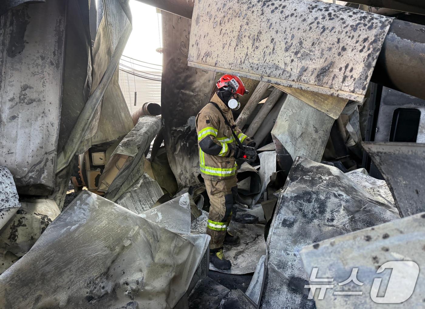 본문 이미지 - 충북 음성군 생필품 생산 공장 화재 현장의 외국인 근로자 수색 작업 모습./뉴스1