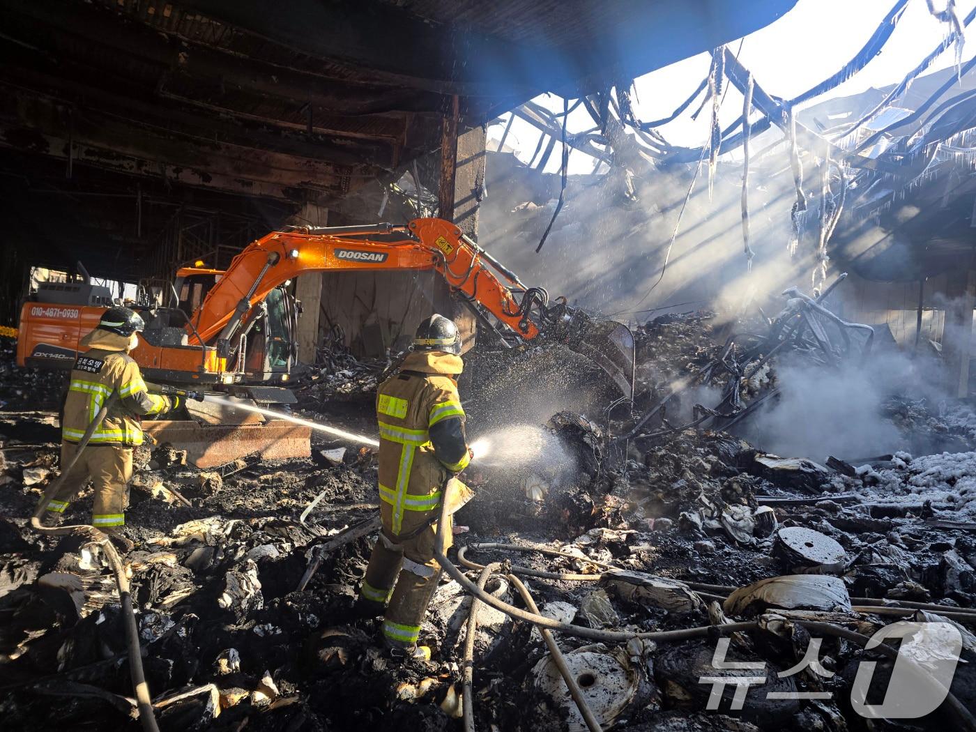 본문 이미지 - 1일 오후 충북 음성군 생활용품 생산 공장 화재 현장에서 소방당국이 실종된 외국인 근로자 수색 작업을 하고 있다. (음성소방서 제공. 재판매 및 DB금지) 2026.2.1/뉴스1