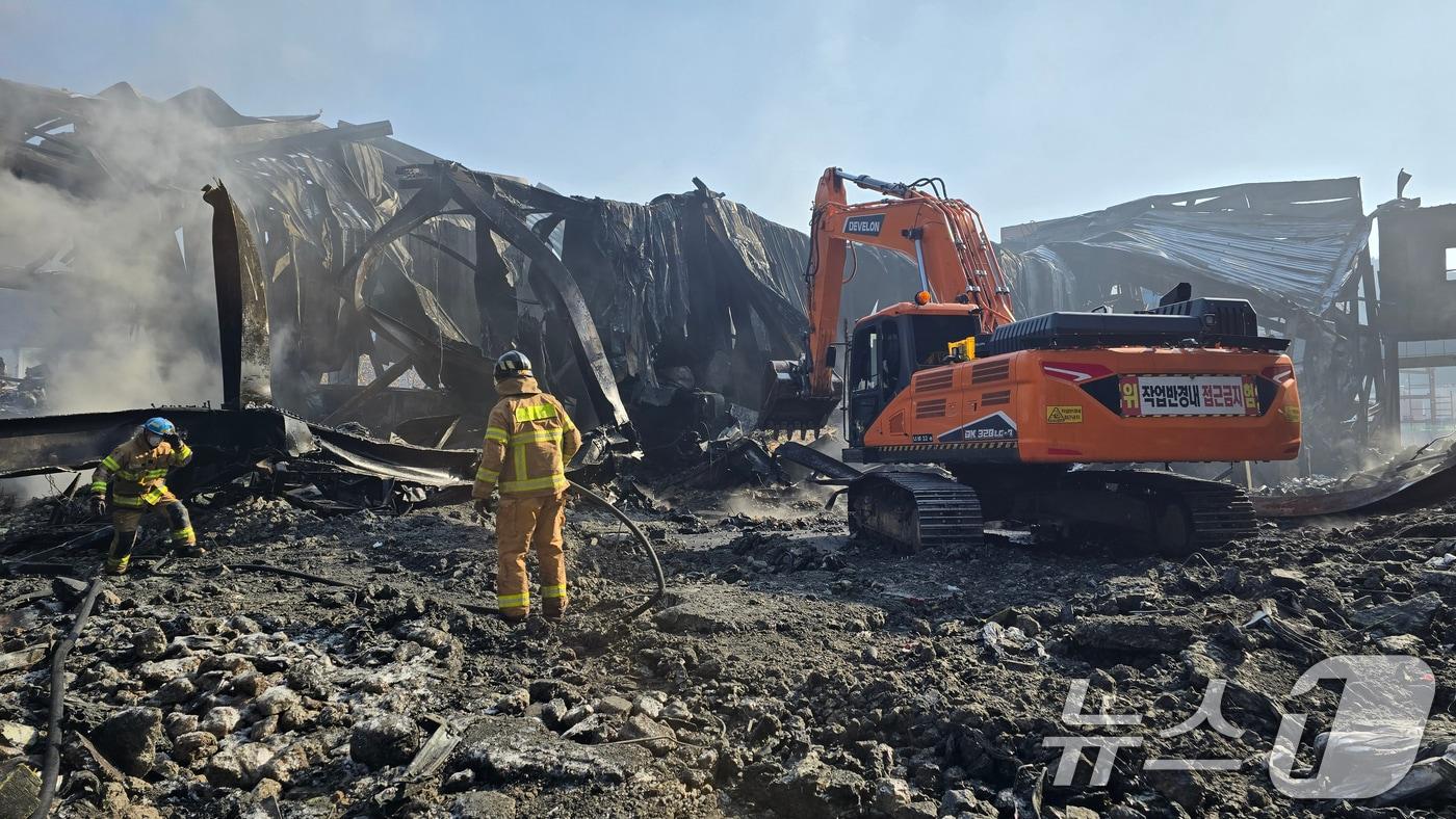 본문 이미지 - 1일 오후 충북 음성군 생활용품 생산 공장 화재 현장에서 소방당국이 실종된 외국인 근로자 수색 작업을 하고 있다. (음성소방서 제공. 재판매 및 DB금지) 2026.2.1/뉴스1