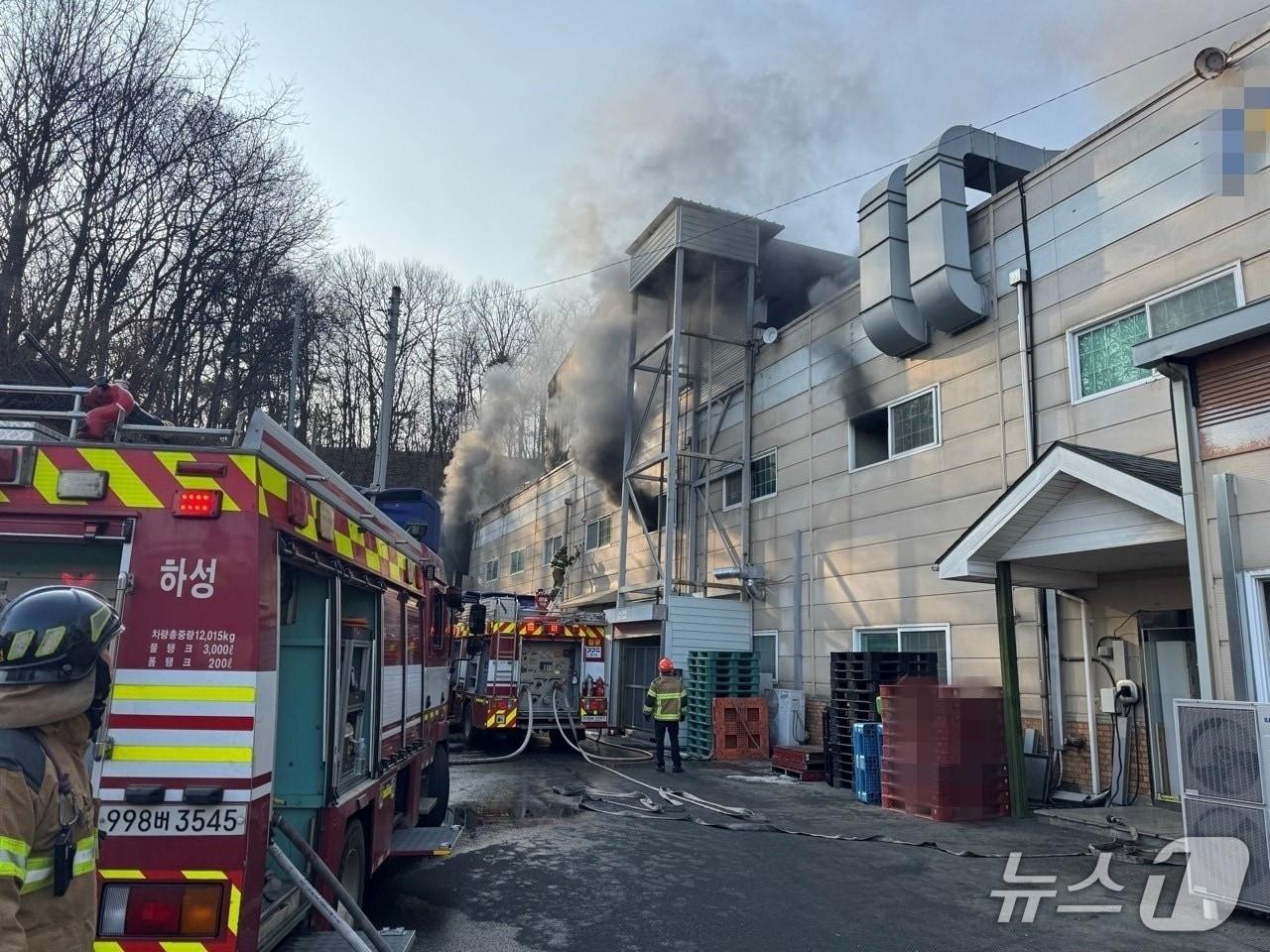 본문 이미지 - 경기 김포 화장품 공장 화재 현장 (김포소방본부 제공.재판매 및 DB금지)