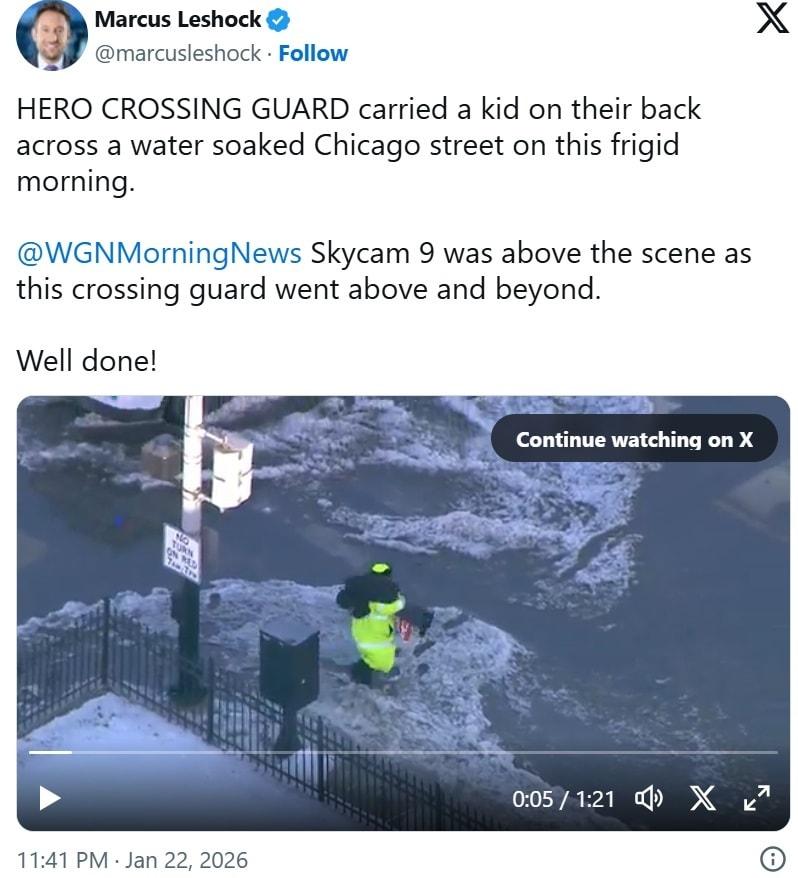 본문 이미지 -  안전요원 조 새스가 학생을 어깨에 메고 걸어가는 모습(시카고 방송사 WGN소속 마커스 레쇼크 기자 SNS)