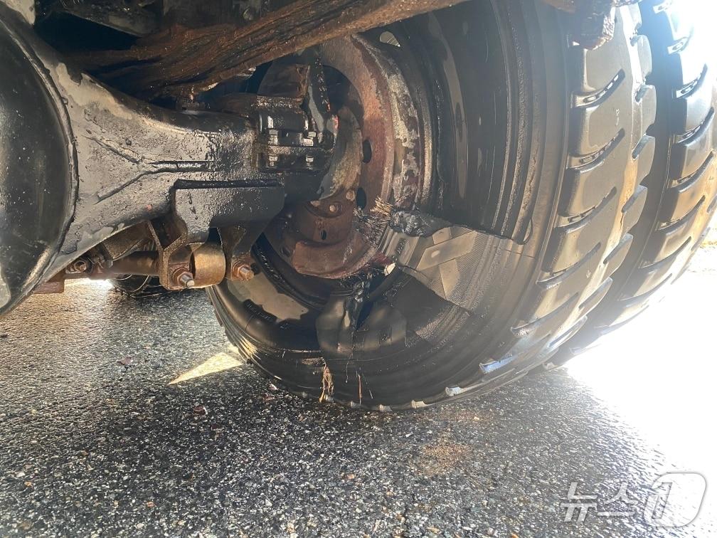 본문 이미지 -  브레이크 라이닝 과열 추정으로 불이 났던 덤프트럭 바퀴.(영동소방서 제공. 재판매 및 DB금지)/뉴스1