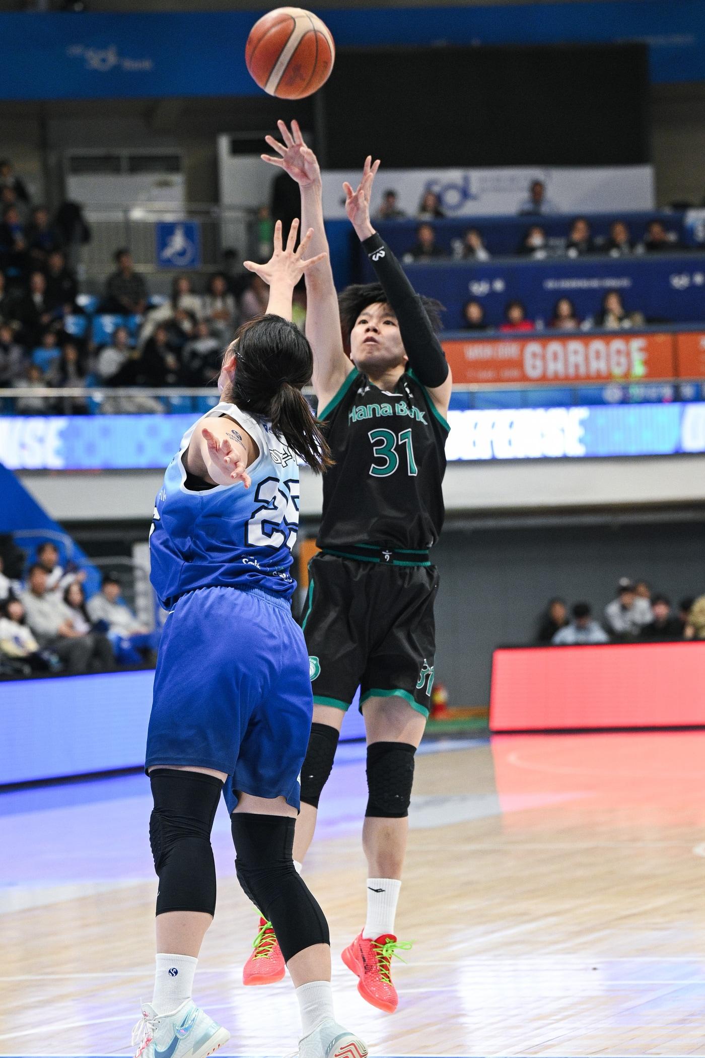 본문 이미지 - 여자농구 하나은행 진안이 1일 신한은행과 경기에서 슛을 쏘고 있다.(WKBL 제공)