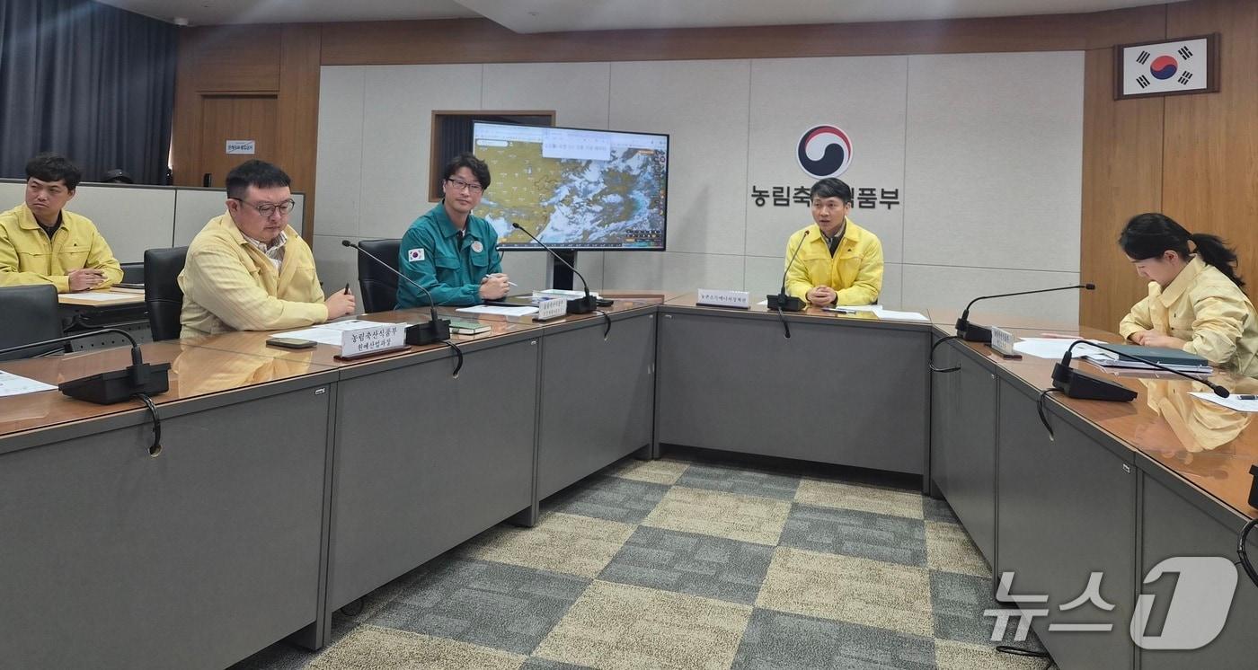본문 이미지 - 강동윤 농촌소득에너지정책관(오른쪽 두번째)이 1일 정부세종청사에서 대설 대비 농업재해대책 회의를 진행하고 있다(농식품부 제공). 2026.2.1/뉴스1