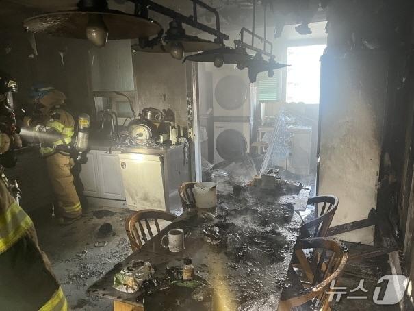 본문 이미지 - 1일 오후 4시 34분께 전북 전주시 중화산동의 한 아파트에서 불이 났다.(전북소방본부 제공, 재판매 및 DB 금지)/뉴스1