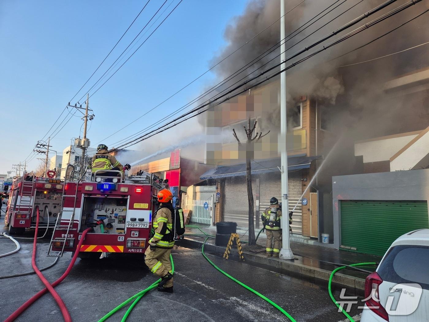 본문 이미지 - 청주시 청원구 우암동 상가 화재 현장.(독자 제공. 재판매 및 DB금지)/뉴스1 