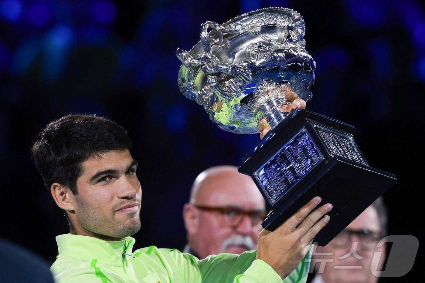 본문 이미지 - 알카라스가 조코비치를 꺾고 호주오픈 남자 단식 우승을 차지했다.ⓒ AFP=뉴스1