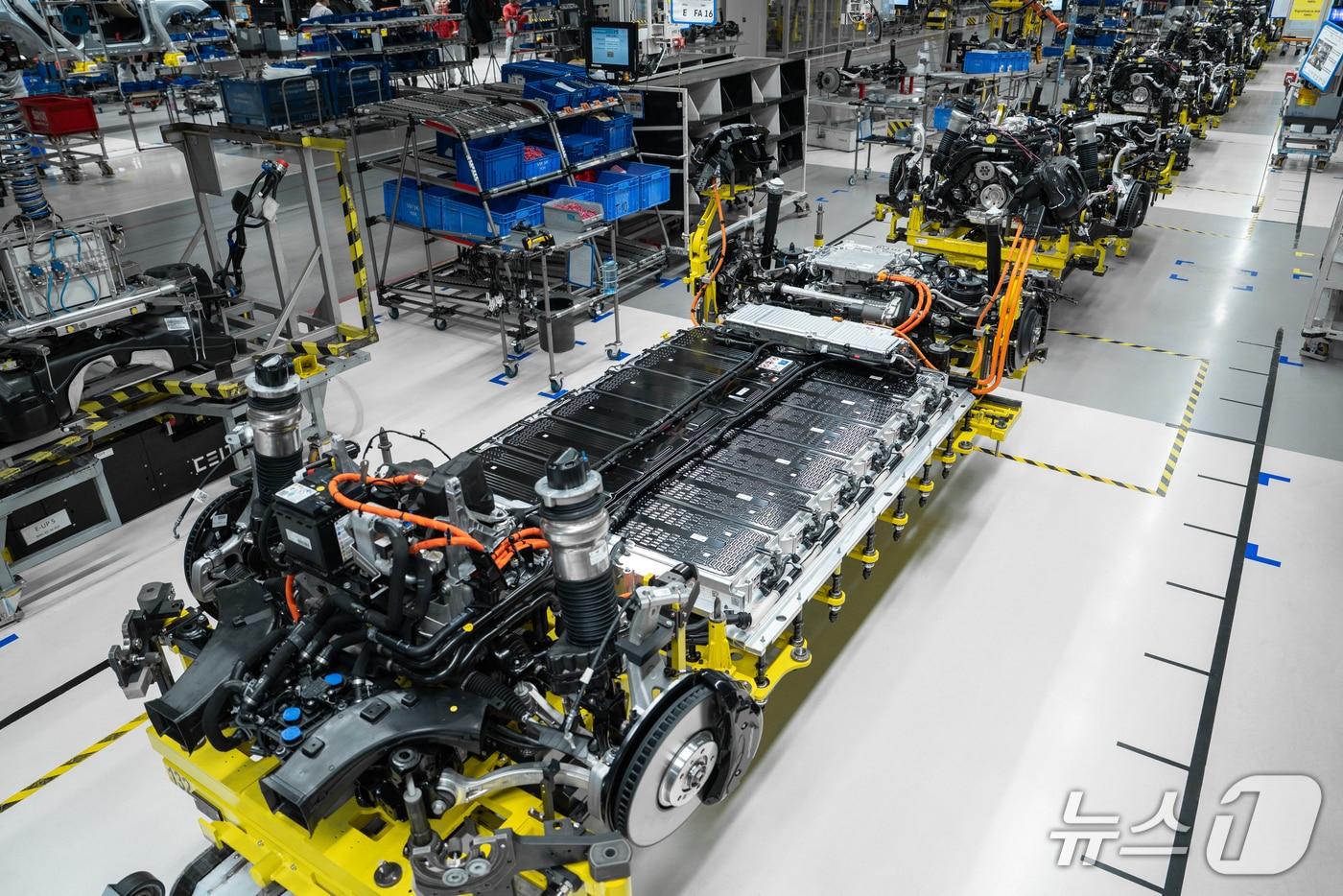 본문 이미지 - 지난달 28일(현지시각) 슬로바키아 수도 브라티슬라바 외곽의 폭스바겐그룹 공장 내 카이엔 조립 홀에서 올해 하반기 출시되는 포르쉐 준대형 전기 SUV '카이엔 일렉트릭'의 차대(섀시)가 옮겨지는 모습(포르쉐 제공). 2026.01.28.