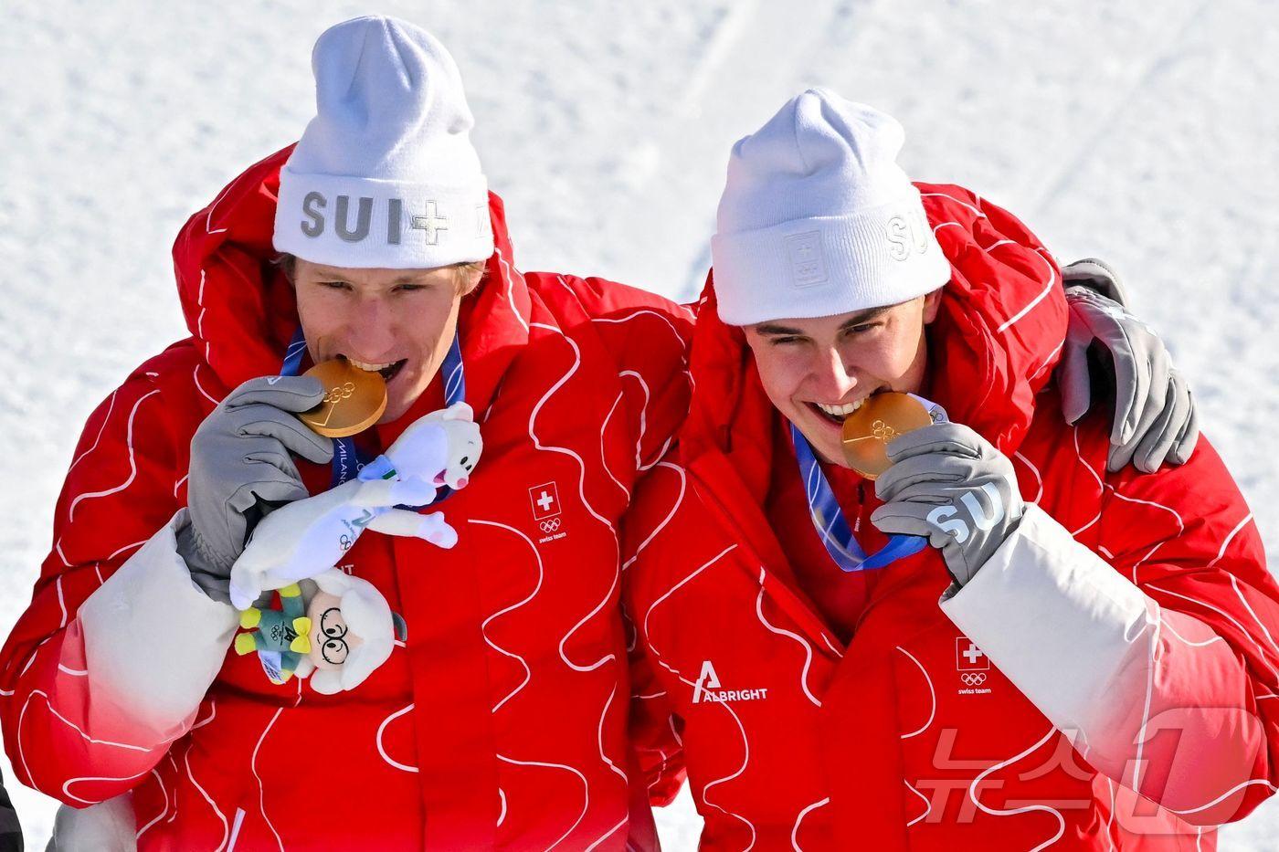 본문 이미지 - 알파인 스키 팀 콤바인에서 금메달을 딴 스위스 탕기 네프(왼쪽)와 폰 알멘. ⓒ AFP=뉴스1