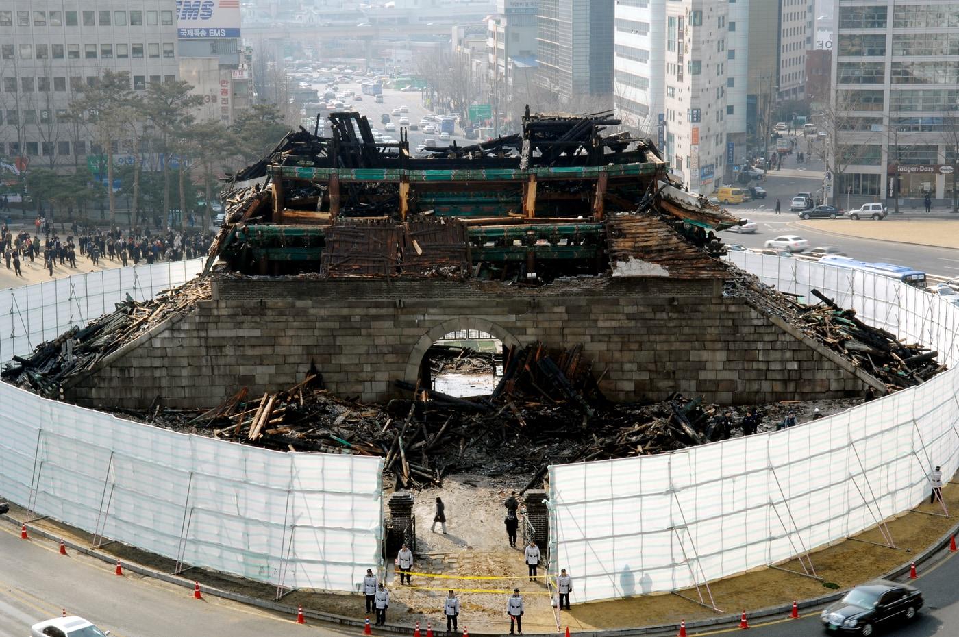 본문 이미지 - 2008년 화재 후 숭례문(서울역사박물관 제공) ⓒ News1