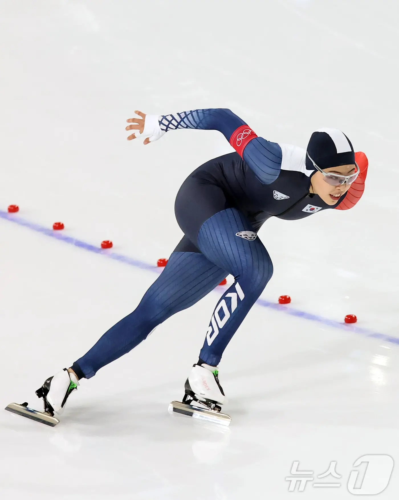 본문 이미지 - 스피드스케이팅 이나현이 9일(현지시간) 이탈리아 밀라노 스피드스케이팅 스타디움에서 열린 여자 1000m에 출전해 역주를 펼치고 있다. 이날 이나현은 1분15초76으로 최종 9위를 기록했다. 2026.2.10 ⓒ 뉴스1 김진환 기자