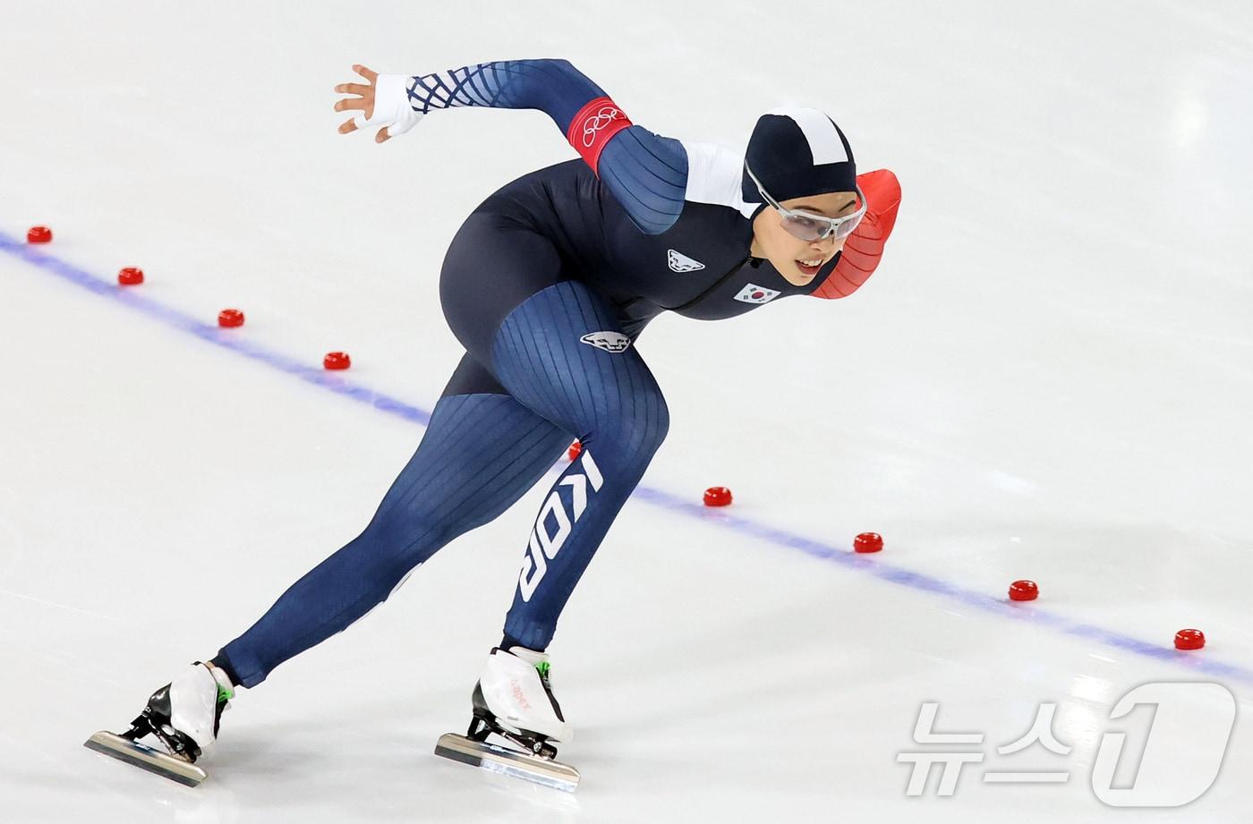 본문 이미지 - 스피드스케이팅 이나현이 9일(현지시간) 이탈리아 밀라노 스피드스케이팅 스타디움에서 열린 여자 1000m에 출전해 역주를 펼치고 있다. 이날 이나현은 1분15초76으로 최종 9위를 기록했다. 2026.2.10 ⓒ 뉴스1 김진환 기자