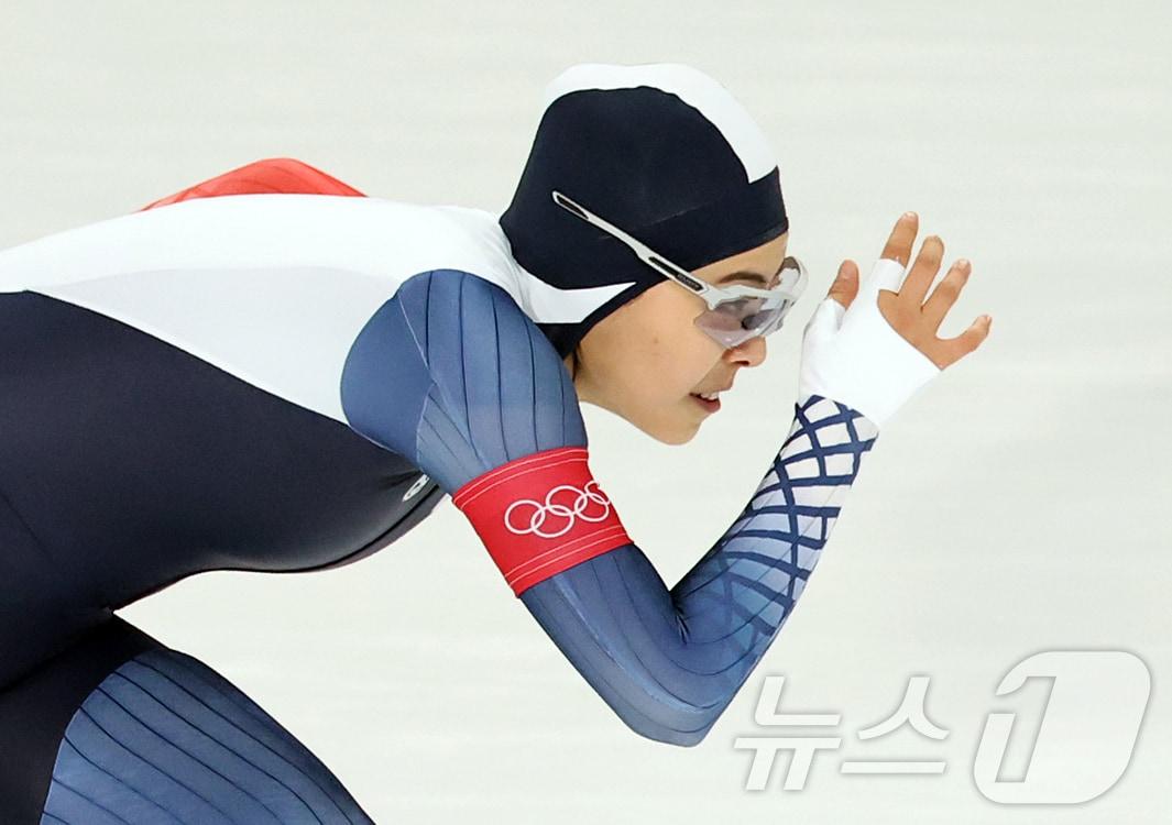 본문 이미지 - 스피드스케이팅 이나현이 9일(현지시간) 이탈리아 밀라노 스피드스케이팅 스타디움에서 열린 여자 1000m에 출전해 역주를 펼치고 있다. 이날 이나현은 1분15초76으로 최종 9위를 기록했다. 2026.2.10 ⓒ 뉴스1 김진환 기자