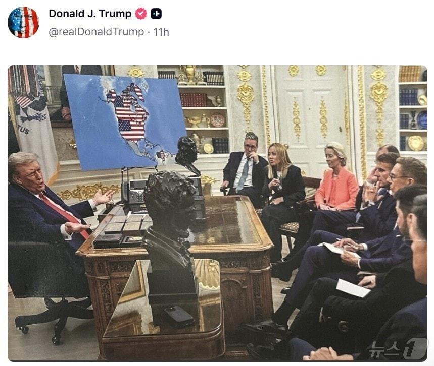 본문 이미지 - 도널드 트럼프 미국 대통령이 8일(현지시간) 소셜미디어 '트루스소셜'에 게재한 합성이미지. 지난해 8월 백악관 오벌오피스에서 유럽 지도자들과 대화하는 장면과 북미 대륙을 성조기로 도배한 지도가 합성돼 있다.(도널드 트럼프 미국 대통령 트루스소셜) ⓒ 뉴스1 류정민 특파원