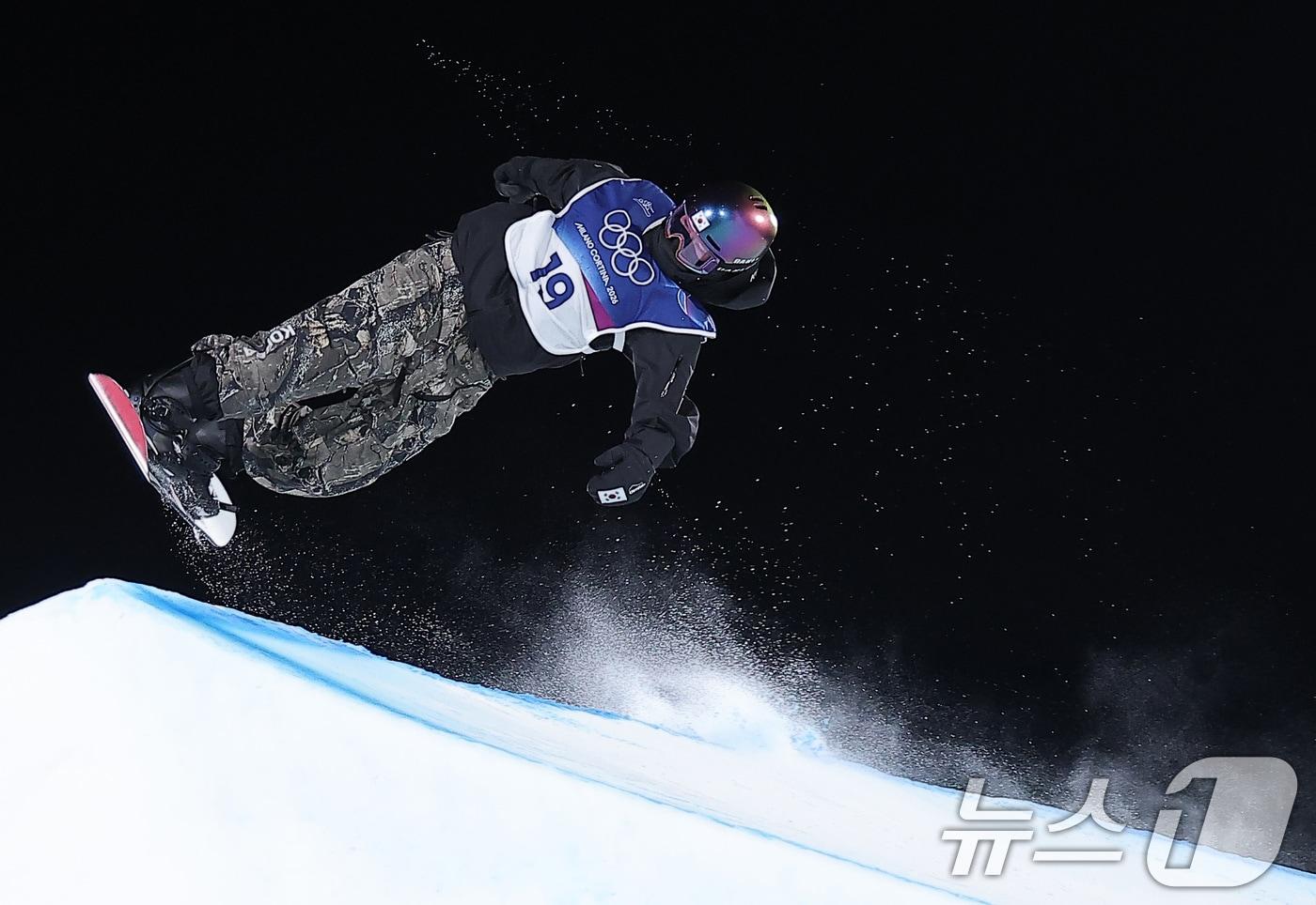 본문 이미지 - 스노보드 유승은이 9일(현지시간) 이탈리아 리비뇨 스노파크에서 열린 2026 밀라노·코르티나담페초 동계올림픽 스노보드 여자 빅에어 결선에서 묘기를 부리고 있다. 2026.2.10 ⓒ 뉴스1 김성진 기자