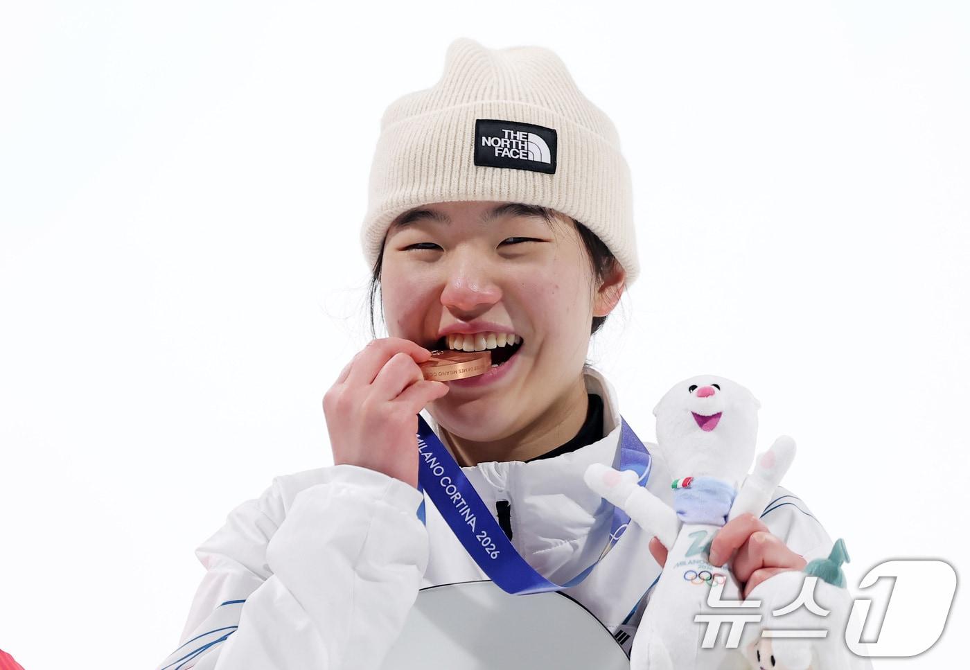 본문 이미지 - 스노보드 유승은이 9일(현지시간) 이탈리아 리비뇨 스노파크에서 열린 2026 밀라노·코르티나담페초 동계올림픽 스노보드 여자 빅에어 결선에서 동메달을 차지한 후 메달을 깨물고 있다. 2026.2.10 ⓒ 뉴스1 김성진 기자