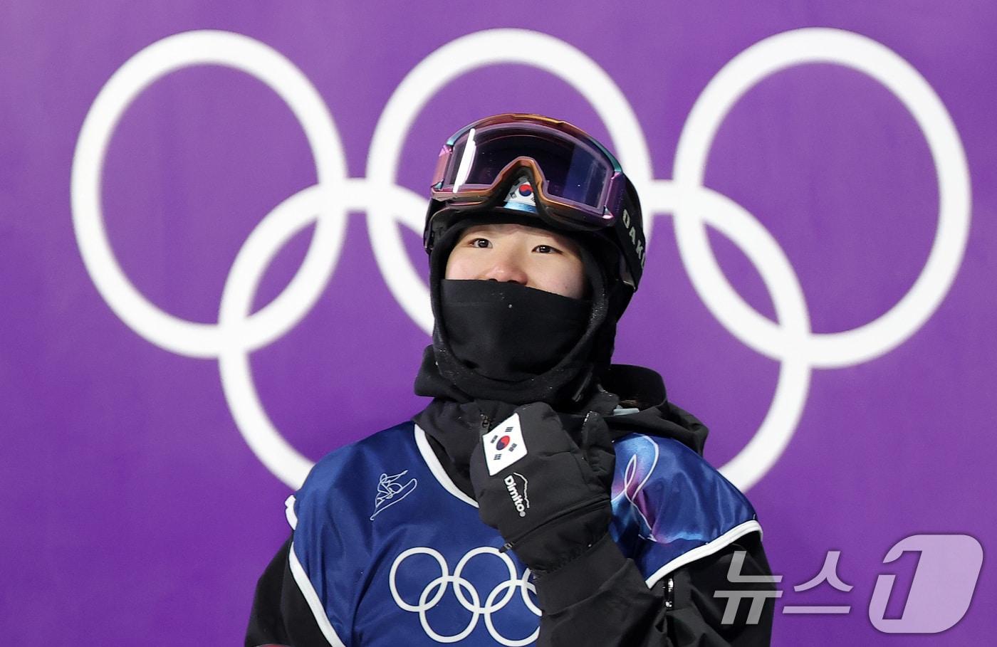 본문 이미지 - 스노보드 유승은이 9일(현지시간) 이탈리아 리비뇨 스노파크에서 열린 2026 밀라노·코르티나담페초 동계올림픽 스노보드 여자 빅에어 결선에서 3차 시기를 마친 후 결과를 기다리고 있다. 2026.2.10 ⓒ 뉴스1 김성진 기자