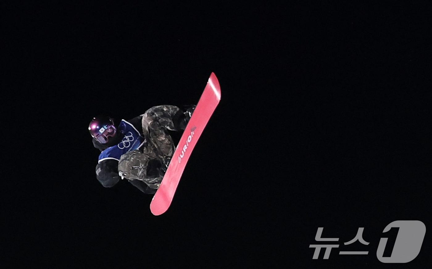 본문 이미지 - 스노보드 유승은이 9일(현지시간) 이탈리아 리비뇨 스노파크에서 열린 2026 밀라노·코르티나담페초 동계올림픽 스노보드 여자 빅에어 결선에서 묘기를 부리고 있다. 2026.2.10 ⓒ 뉴스1 김성진 기자