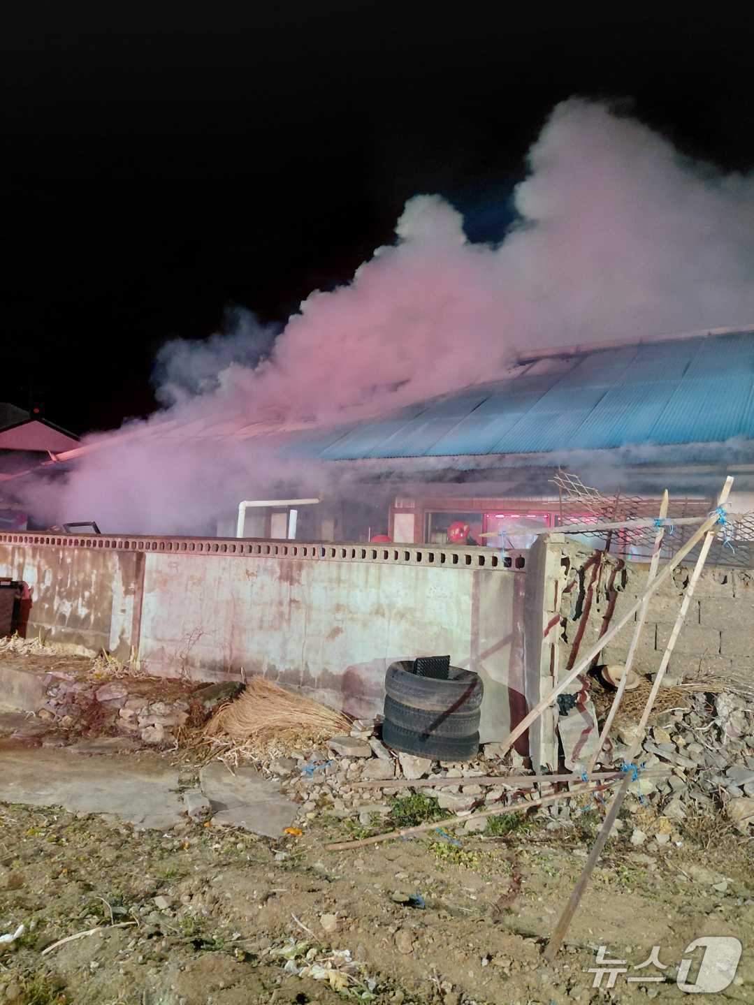 본문 이미지 - 강원 동해 발한동 주택 화재 현장.(강원도소방본부 제공, 재판매 및 DB금지)