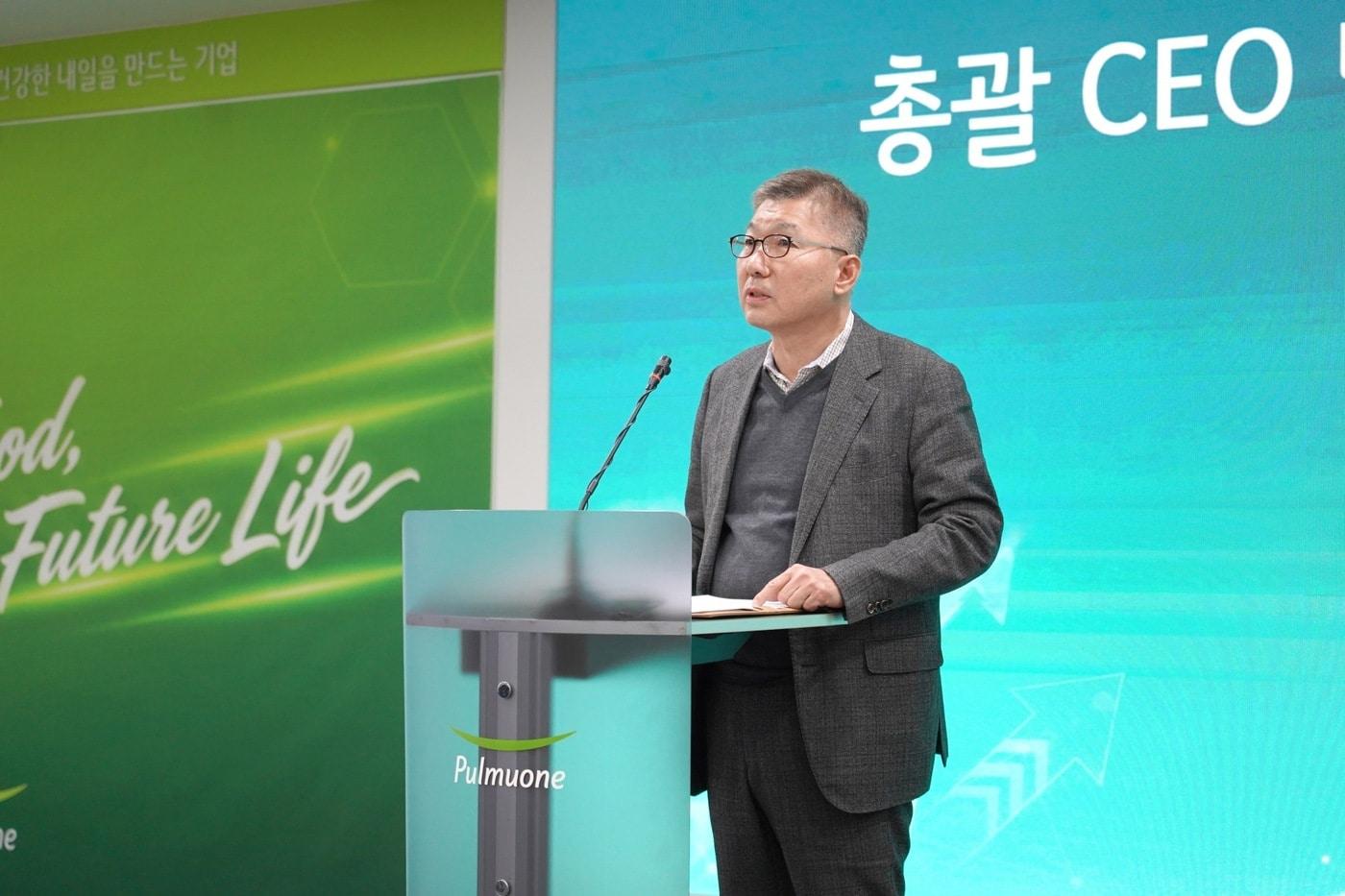 본문 이미지 - 9일 풀무원 수서 본사에서 열린 '미래사업부문 신성장 SBU’ 출범식에서 이우봉 풀무원 총괄CEO(사진)가 조직원들에게 출범사를 전하고 있다.(풀무원 제공)