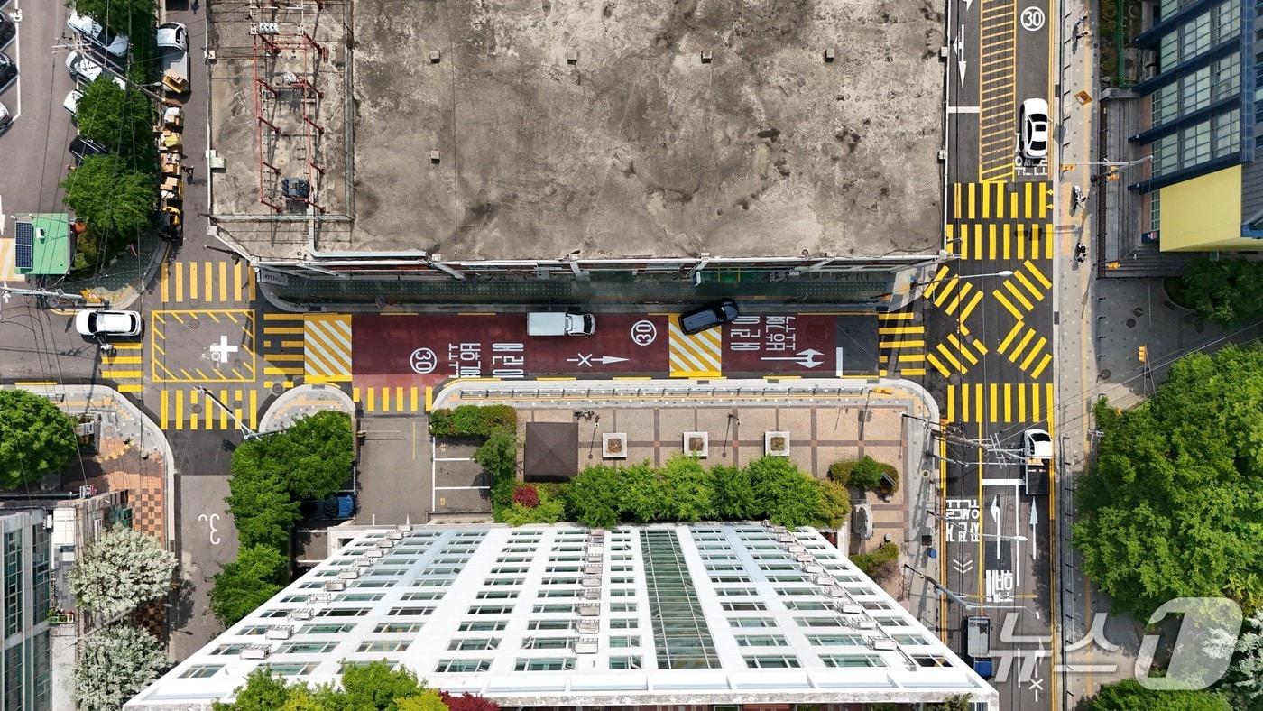 본문 이미지 - 영등포구 영문초 앞 횡단보도를 조성한 모습(서울시 제공)