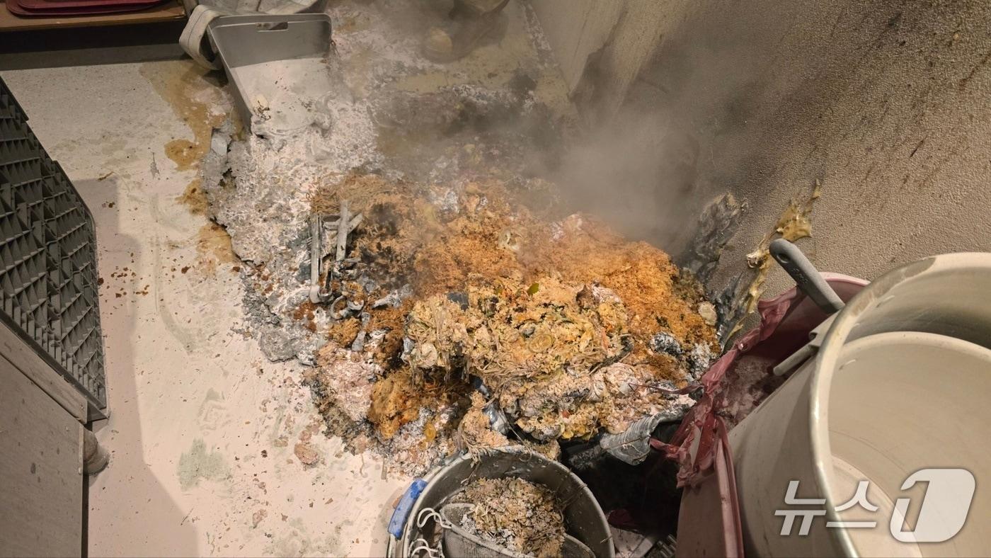 본문 이미지 - 아산 방축동의 한 식당에서 발생한 화재.(아산소방서 제공. 재판매 및 DB금지)