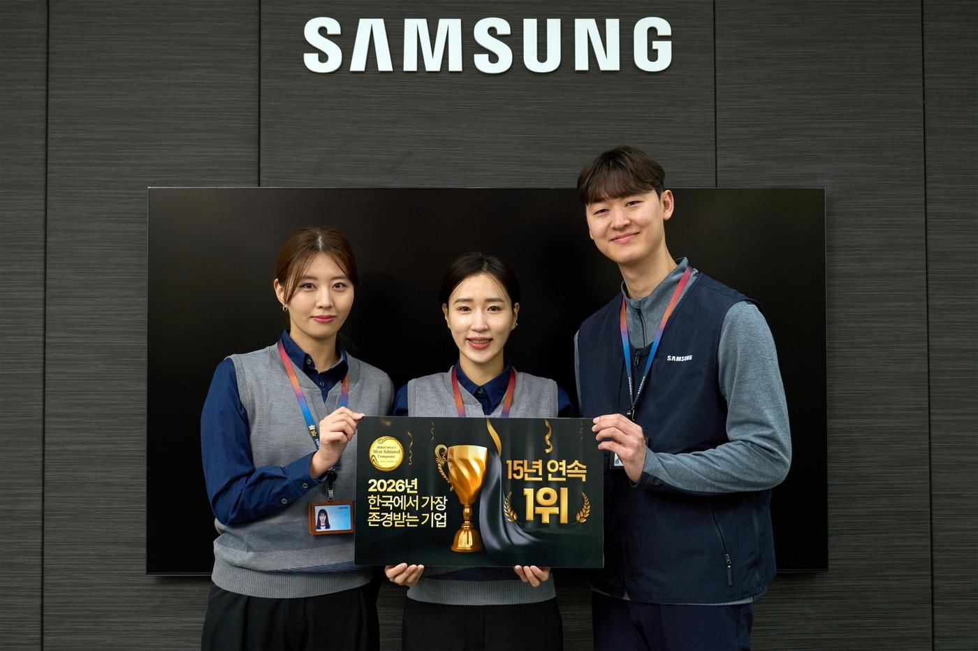 본문 이미지 - 삼성전자서비스 엔지니어들의 한국에서 가장 존경받는 기업 서비스센터 부문 1위 기념 촬영을 하고 있다.