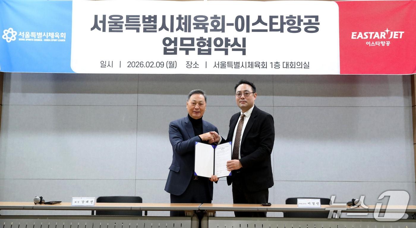 본문 이미지 - 지난 9일 오전 서울시체육회관에서 이스타항공 이경민 커머셜본부장(오른쪽)과 서울특별시체육회 강태선 회장(왼쪽)이 ‘제107회 전국체육대회 서울특별시 선수단 이동 지원을 위한 업무협약(MOU)’을 체결하고 기념 사진을 촬영하고 있다.(이스타항공 제공)