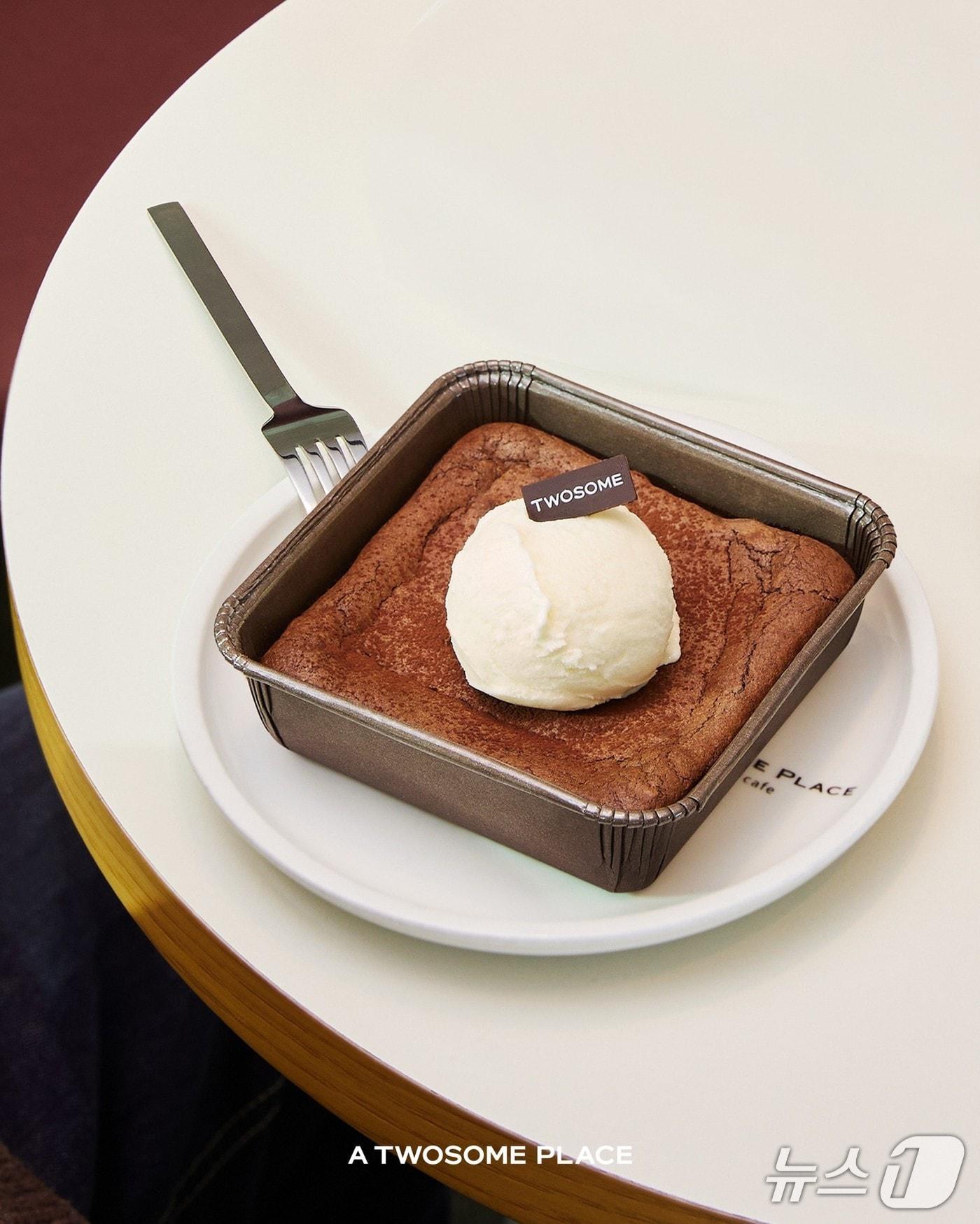 본문 이미지 - 투썸플레이스, 초콜릿 브라우니 제품 포스터.(투썸플레이스 제공)