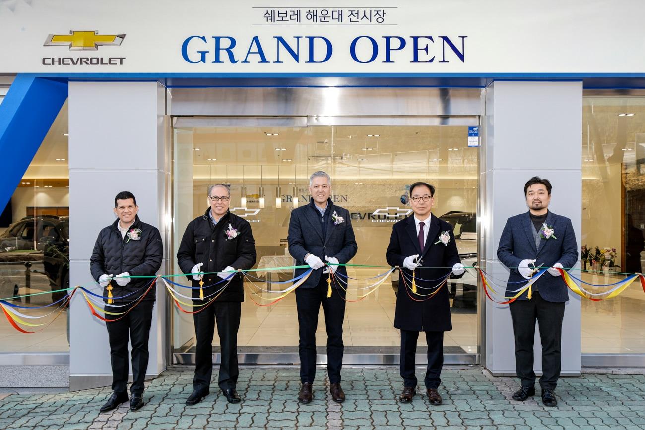 본문 이미지 - 9일 부산 해운대에서 열린 쉐보레 해운대 전시장 개관 기념식에서 헥터 비자레알 GM 한국사업장 사장(오른쪽 세번째)과 정대영 쉐보레 해운대 전시장 대표(오른쪽 두번째)를 비롯한 임직원들이 테이프 커팅을 진행하고 있다(GM 한국사업장 제공). 2026.02.09.