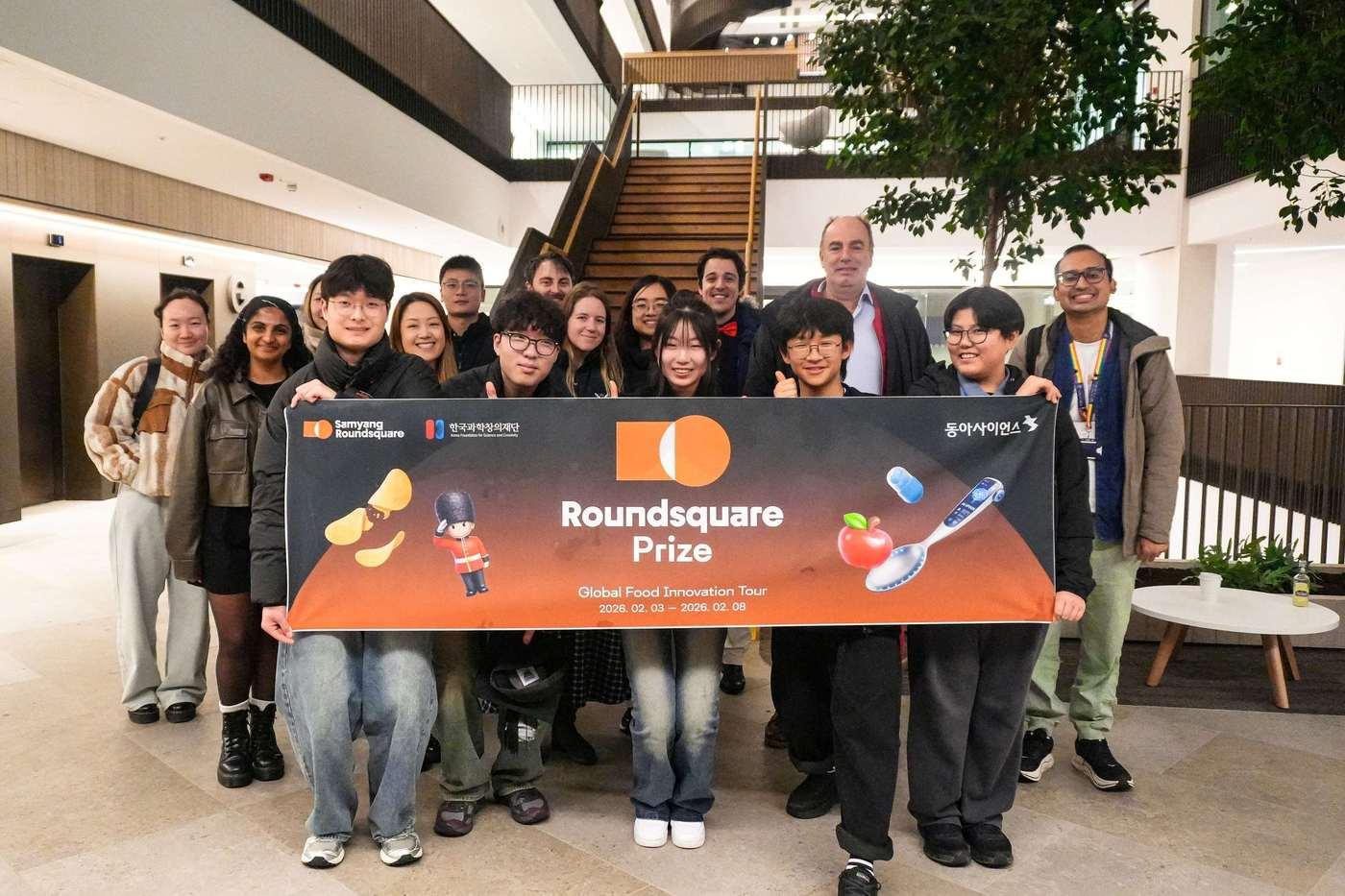 본문 이미지 -  영국 옥스퍼드 대학교를 방문한 (앞줄)'라운드스퀘어 프라이즈' 대상 수상팀들이 (뒷줄)찰스 스펜스 교수 및 연구팀과 기념촬영을 하고 있다.(삼양라운드스퀘어 제공)