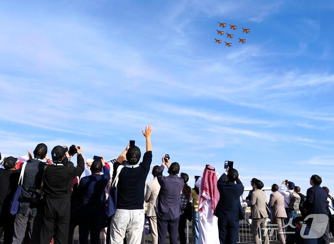 공군 특수비행팀 블랙이글스가 9일(현지시간) 사우디아라비아 수도 리야드에서 열리고 있는 2026 국제방산전시회(WDS)에서 에어쇼를 펼치고 있다. (한국방위산업진흥회 제공)