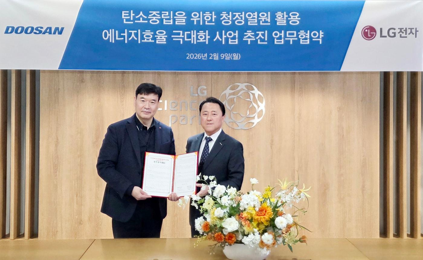 본문 이미지 - 두산퓨얼셀 이승준 영업본부장(오른쪽)이 LG전자 이광원 어플라이드사업담당과 기념사진을 촬영하고 있다.(두산퓨얼셀제공)