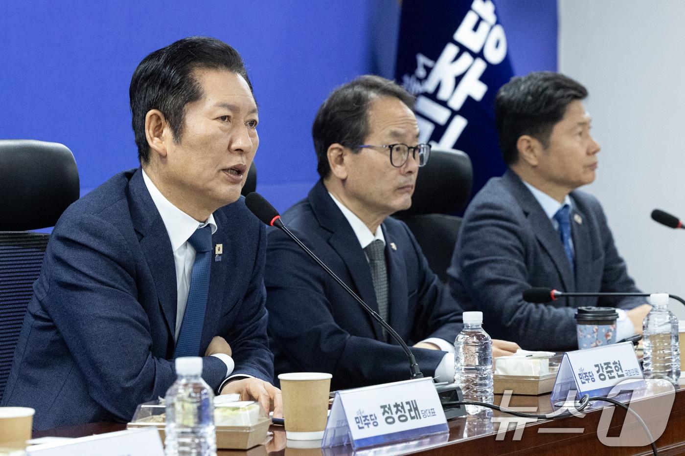 본문 이미지 - 정청래 더불어민주당 대표가 10일 서울 여의도 국회 의원회관에서 열린 조국혁신당과의 합당 관련 재선 의원 모임 간담회에 참석해 인사말하고 있다. 2026.2.10 ⓒ 뉴스1 이승배 기자