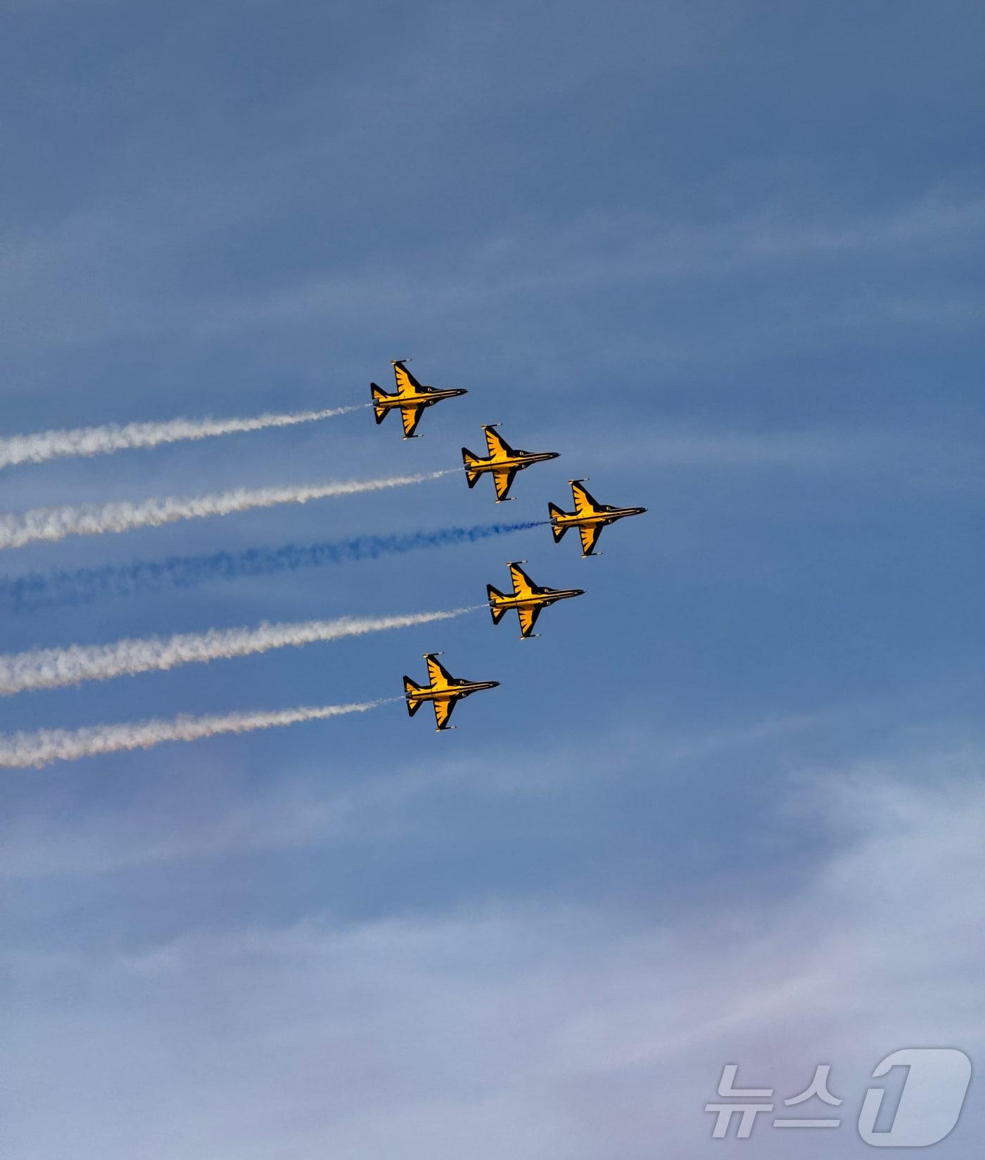 본문 이미지 - 공군 특수비행팀 블랙이글스가 9일(현지시간) 사우디아라비아 수도 리야드에서 열리고 있는 2026 국제방산전시회(WDS 2026)에서 에어쇼를 펼치고 있다. (한국방위산업진흥회 제공. 재판매 및 DB 금지) 2026.2.10 ⓒ 뉴스1