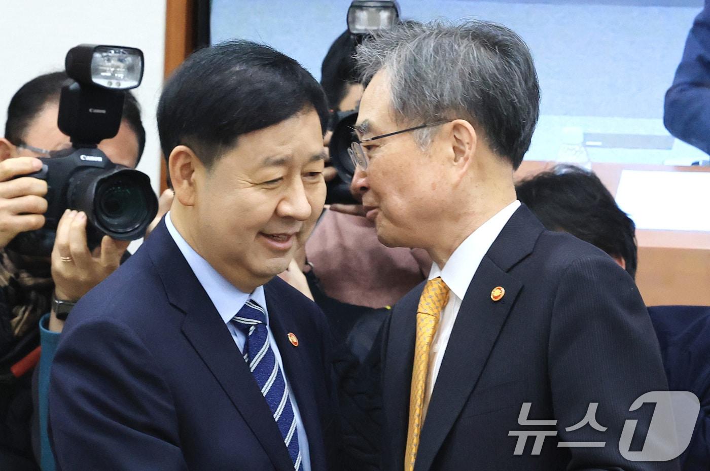 본문 이미지 - 구윤철 경제부총리 겸 재정경제부 장관(왼쪽)과 조현 외교부 장관이 10일 서울 종로구 정부서울청사에서 열린 대외경제 장관회의에서 대화를 나누고 있다. 2026.2.10 ⓒ 뉴스1 임세영 기자