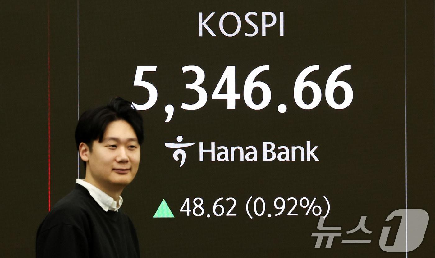 본문 이미지 - 코스피가 상승 출발한 10일 서울 중구 하나은행 본점 딜링룸 전광판에 증시 시황이 표시되어 있다. 2026.2.10 ⓒ 뉴스1 최지환 기자