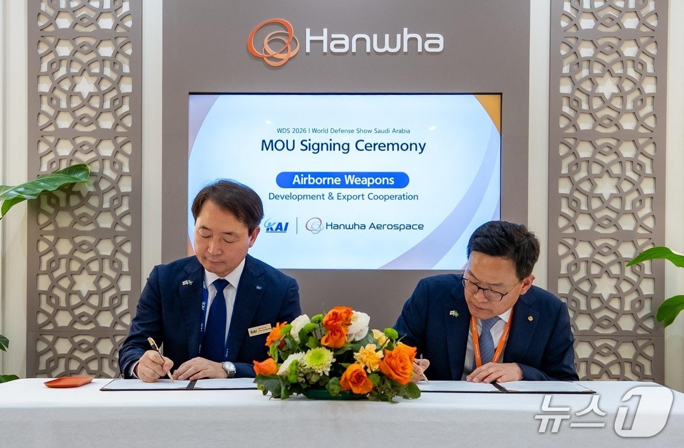 본문 이미지 - 손재일 한화에어로스페이스 대표(오른쪽)와 차재병 KAI 대표가 9일(현지 시간) 사우디아라비아 리야드에서 열린 제3회 세계방산전시회(WDS) 한화 전시관에서 '항공무장 사업협력 업무협약(MOU)'에 서명하고 있다.(한화에어로스페이스 제공) 2026.2.10/뉴스1