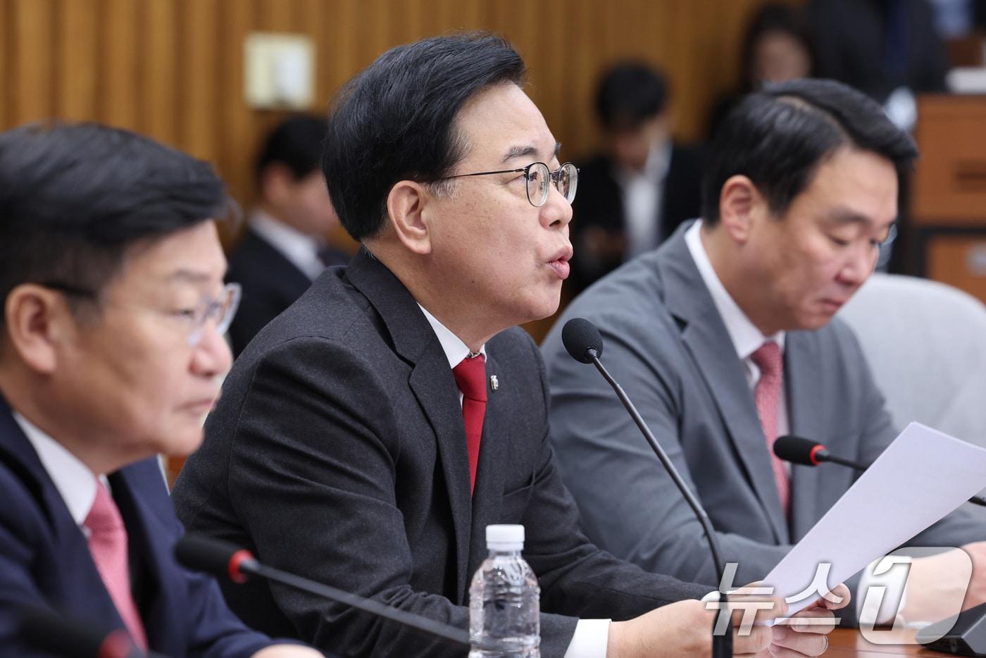 본문 이미지 - 송언석 국민의힘 원내대표가 10일 서울 여의도 국회에서 열린 원내대책회의에서 발언하고 있다. 2026.2.10 ⓒ 뉴스1 신웅수 기자