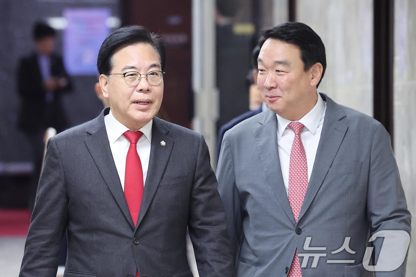 본문 이미지 - 송언석 국민의힘 원내대표와 정희용 사무총장이 10일 서울 여의도 국회에서 열린 원내대책회의에 참석하며 대화하고 있다. 2026.2.10 ⓒ 뉴스1 신웅수 기자