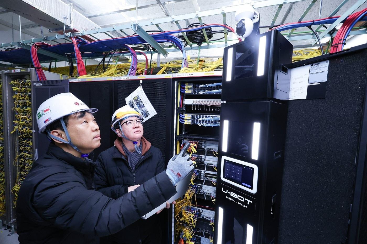 본문 이미지 - LG유플러스 직원이 AI 자율주행 로봇 ‘U-BOT’을 소개하는 모습.(LG유플러스 제공)