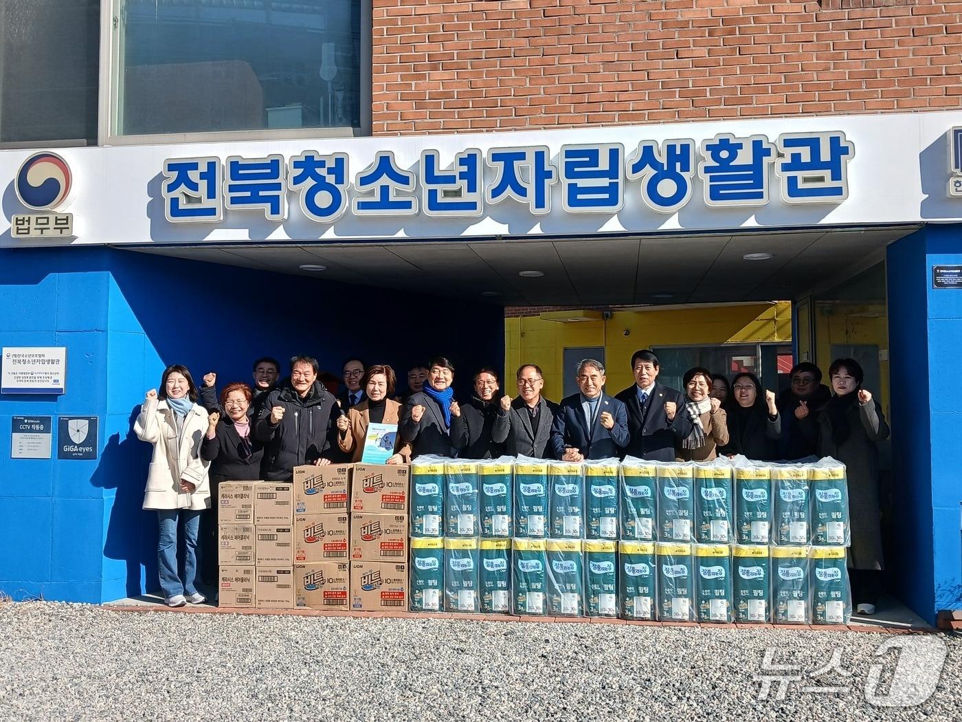 본문 이미지 - 더불어민주당 전북도당이 설을 앞두고 전주지역 노인복지관과 청소년 관련 사회복지시설을 방문했다.(도당제공, 재판매 및 DB금지)2026.2.10/뉴스1