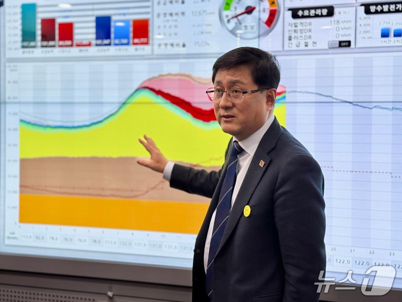 본문 이미지 - 김성환 기후에너지환경부 장관이 9일 세종시 정부세종청사에서 출입기자단 간담회를 마친 뒤 기자단에게 장관실에 마련된 일일 전력 수급 현황 전광판을 소개하며 김장관이 직접 챙기는 전력 수급 모니터링 내용을 설명하고 있다. 2026.2.10/뉴스1 황덕현 기자
