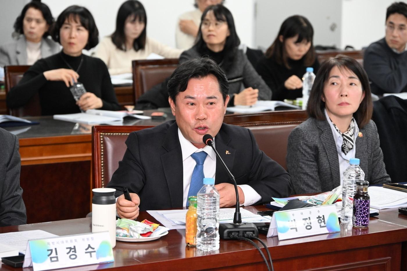 본문 이미지 - 박정현 군수가 '1차 지역 순환 경제 활성화 포럼'에 참석해 지역화폐 '굿뜨래페이'를 소개하고 있다.(부여군 제공. 재판매 및 DB금지)/뉴스1