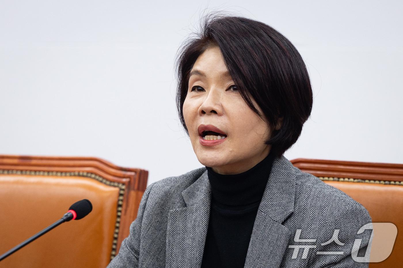 본문 이미지 - 한정애 더불어민주당 정책위의장이 지난 10일 서울 여의도 국회에서 열린 원내대책회의에서 모두 발언을 하고 있다. 2026.2.10 ⓒ 뉴스1 유승관 기자