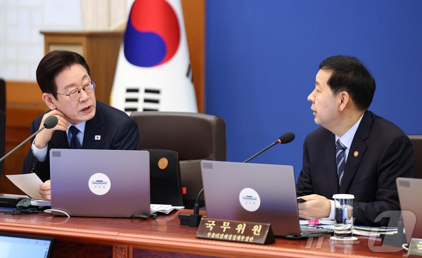 본문 이미지 - 이재명 대통령이 10일 청와대에서 열린 국무회의에서 구윤철 경제부총리 겸 재정경제부 장관과 대화를 하고 있다. 2026.2.10 ⓒ 뉴스1 허경 기자
