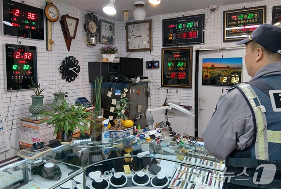 본문 이미지 - 판암파출소, 금은방 강절도 보이스피싱 예방활동 강화. (대전경찰청 제공. 재판매 및 DB금지) 2026.2.10/뉴스1